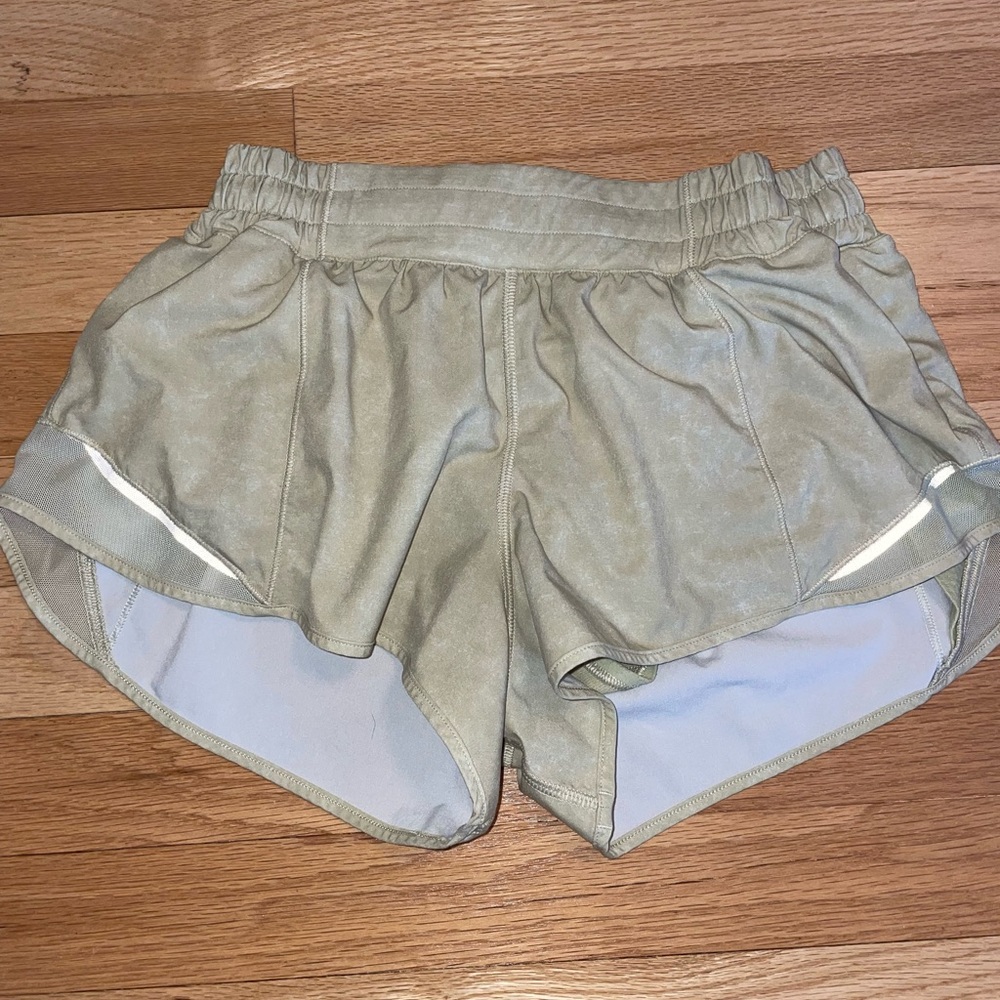 Tan HOTTIE HOT LULULEMON 2.5in SHORTS